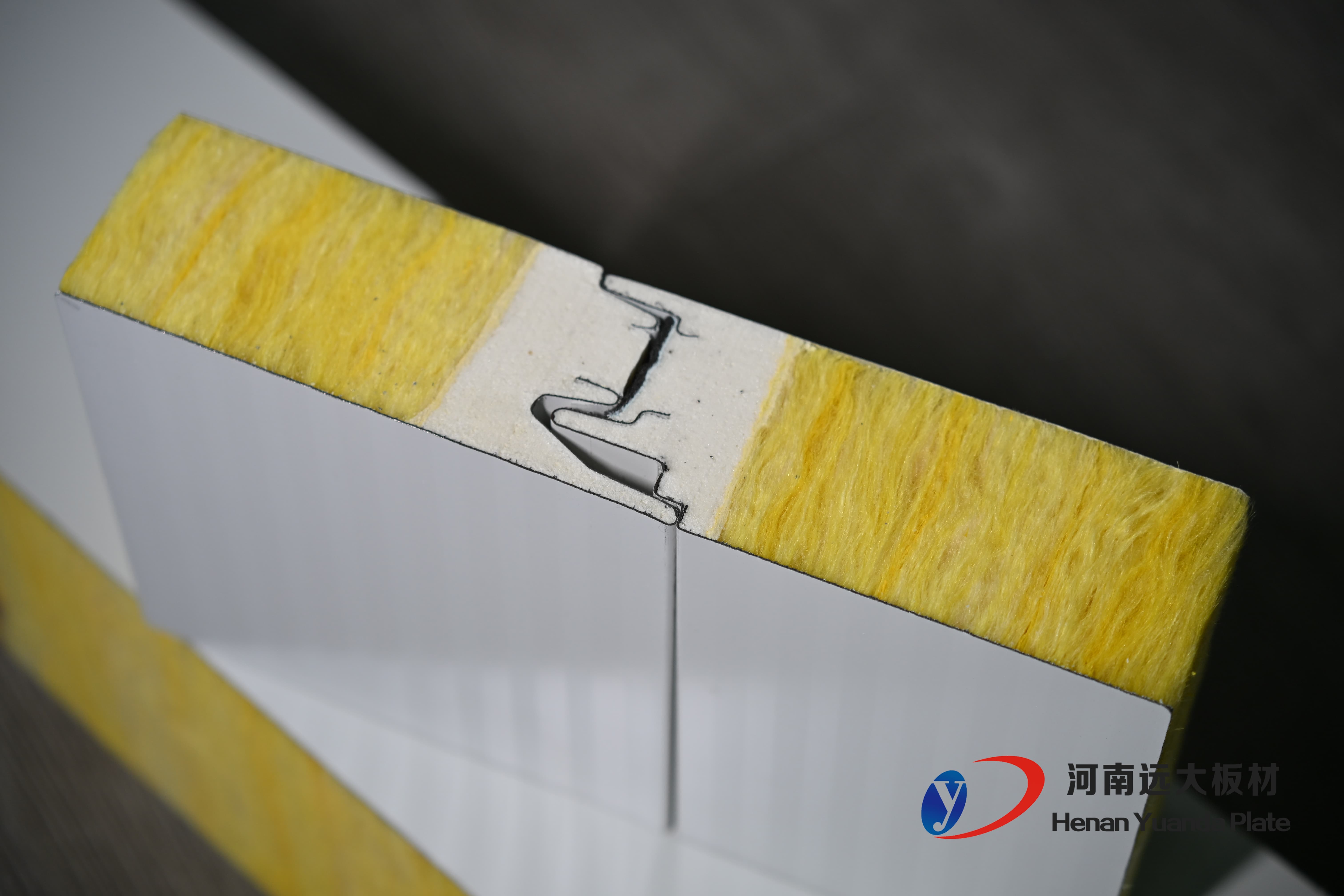 聚氨酯封邊玻璃絲棉夾芯板：遠(yuǎn)大板材打造A級(jí)防火節(jié)能新標(biāo)桿！(圖1)