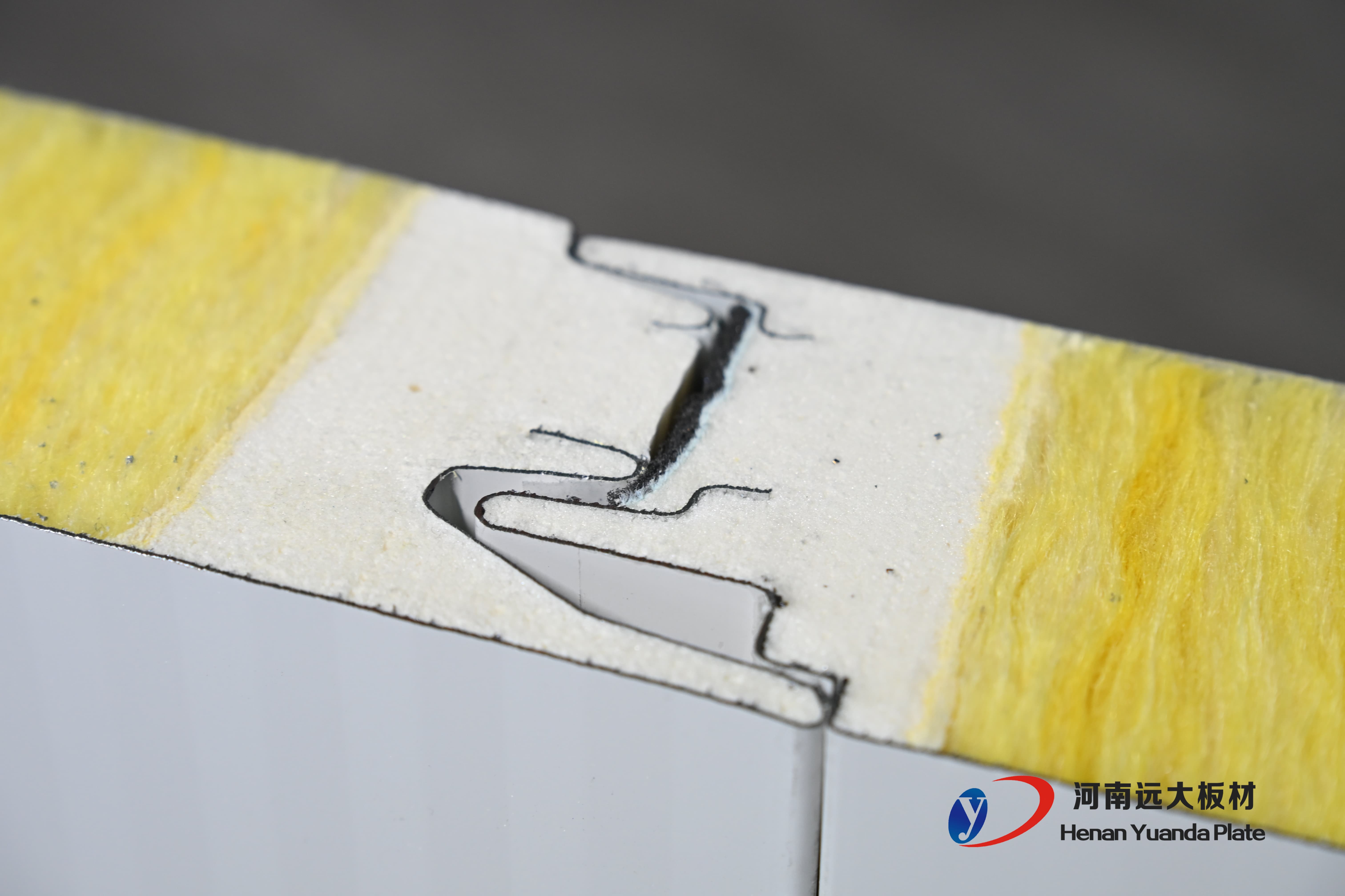 聚氨酯封邊玻璃絲棉夾芯板：遠(yuǎn)大板材打造A級(jí)防火節(jié)能新標(biāo)桿！(圖2)