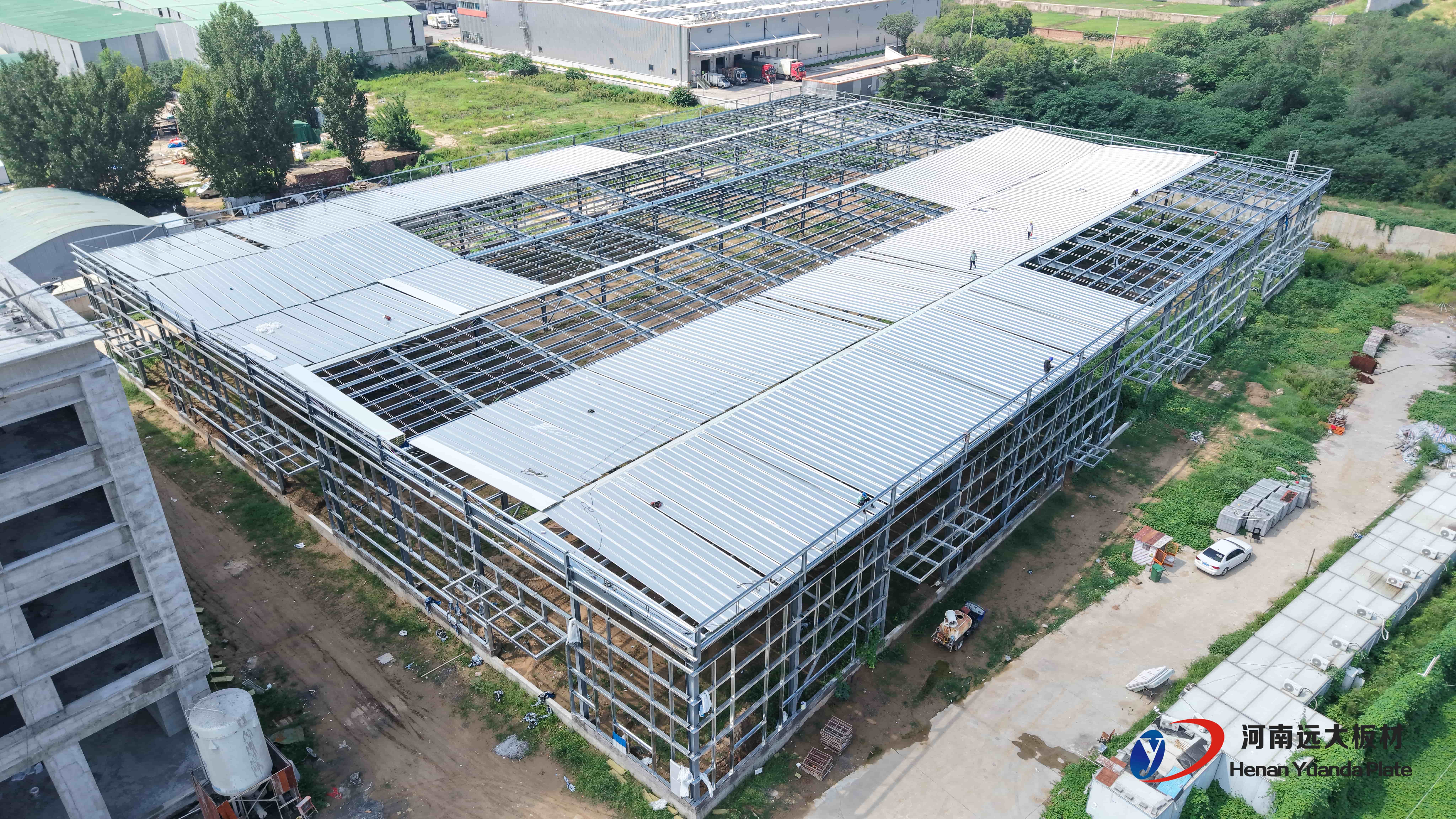 聚氨酯夾芯板和巖棉夾芯板哪個(gè)好？主要區(qū)別與選擇指南(圖3)