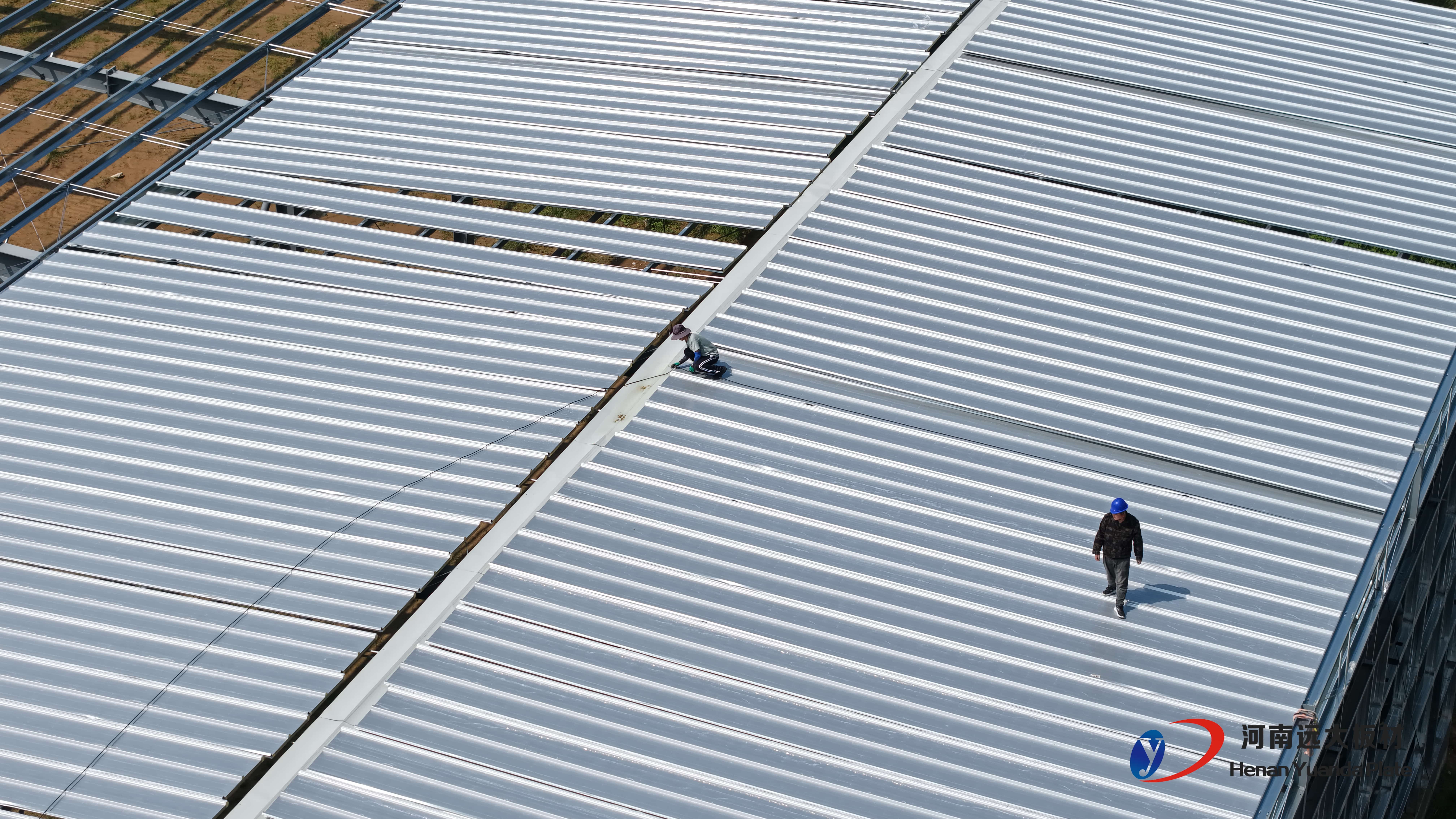 聚氨酯夾芯板和巖棉夾芯板哪個(gè)好？主要區(qū)別與選擇指南(圖1)