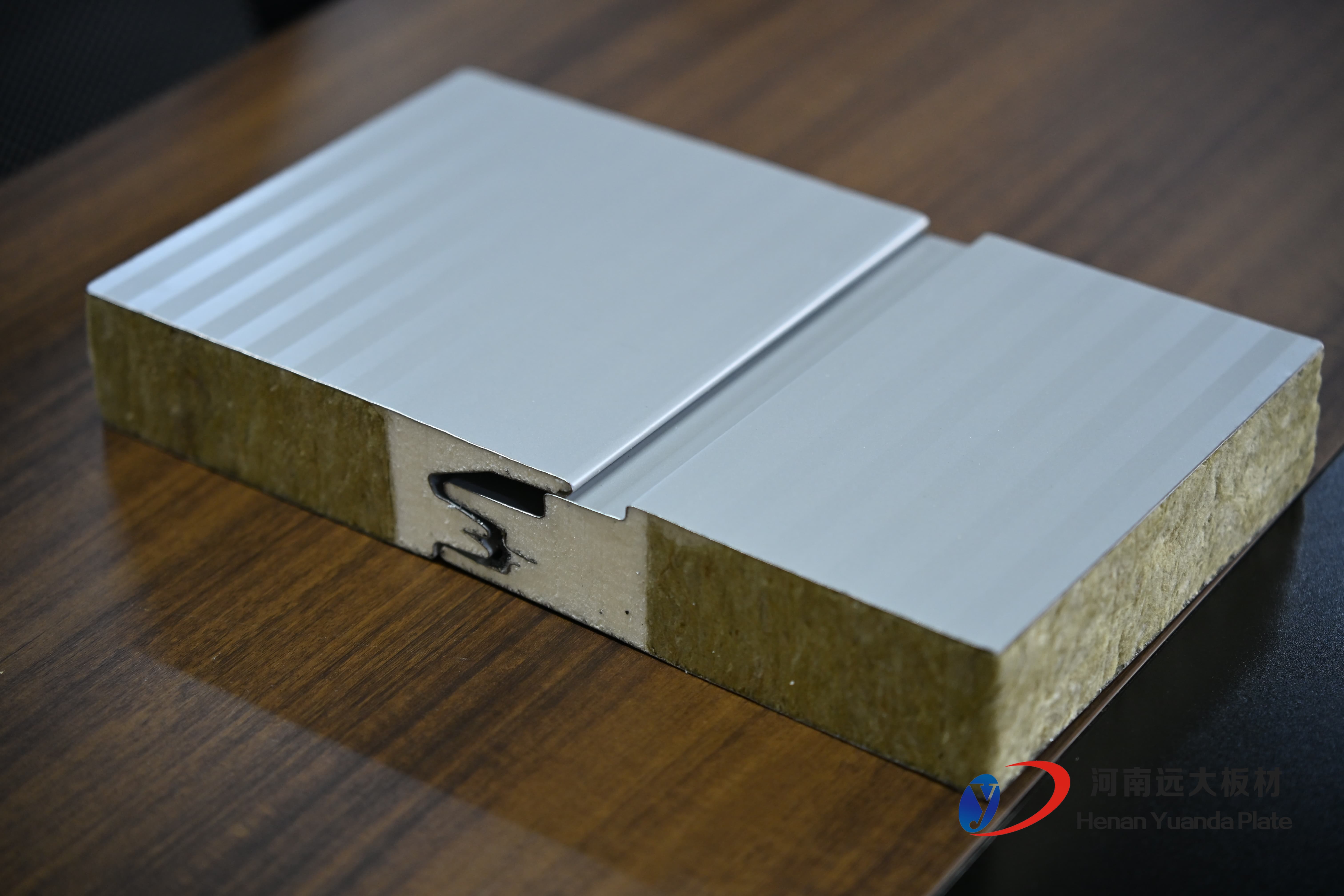 聚氨酯封邊巖棉夾芯板為何成為高端建筑保溫優(yōu)選材料？(圖2)