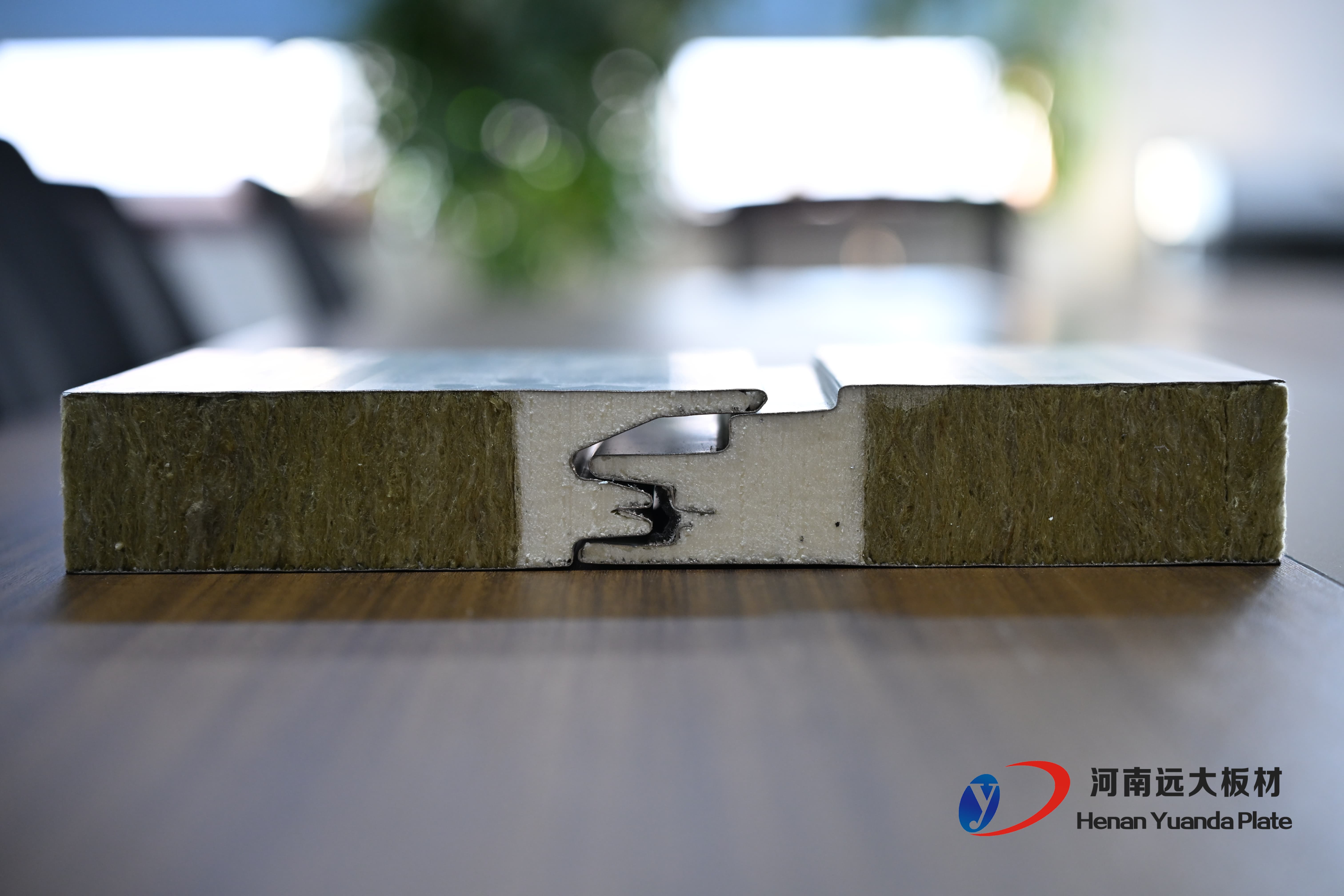 從原理到應(yīng)用：全面剖析聚氨酯封邊巖棉板的防火與保溫性能——河南遠大板材匠心之作(圖2)