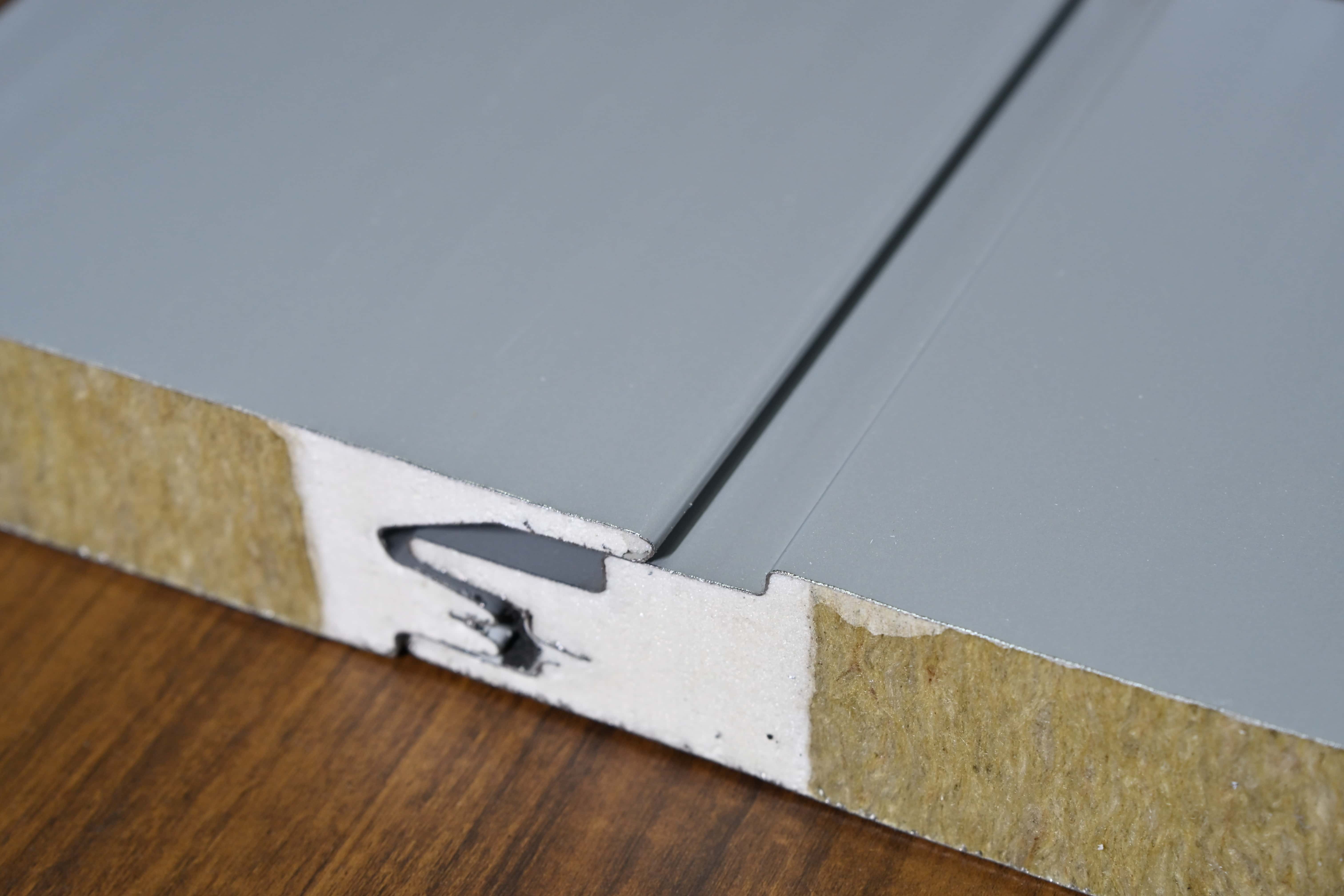 工業(yè)廠房預(yù)算告急？聚氨酯夾芯板快速安裝，幫你輕松省錢！ 時(shí)間就是金錢，速度就是效益！